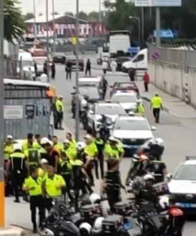 Polise bıçaklı saldırı Ayağından vurulup etkisiz hale getirildi