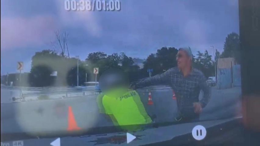 Polise bıçaklı saldırı Ayağından vurulup etkisiz hale getirildi