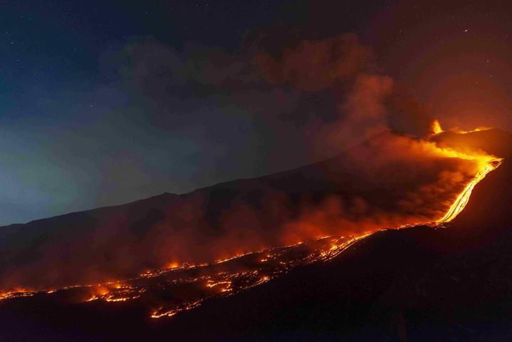 Etna faaliyete geçti, uçuşlar durdu