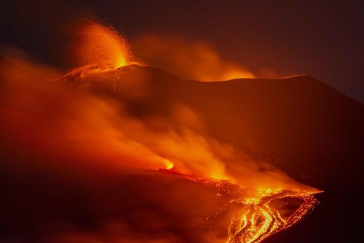 Etna faaliyete geçti, uçuşlar durdu