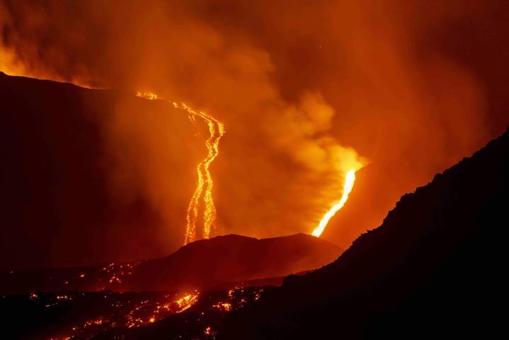 Etna faaliyete geçti, uçuşlar durdu