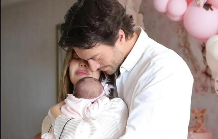 Feyyaz Şerifoğlu ile Merve Dinçkol’un Büyük Mutluluğu Defne Yaz Bebek İlk Kez Görüntülendi