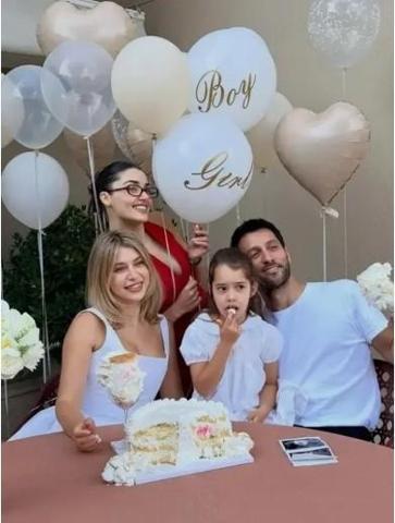 Gamze Erçel’den Cinsiyet Partisinden Yeni Kareler Hande Erçel de Pozlarda Yer Aldı