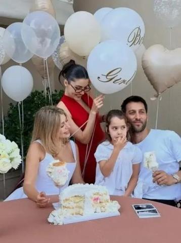 Gamze Erçel’den Cinsiyet Partisinden Yeni Kareler Hande Erçel de Pozlarda Yer Aldı