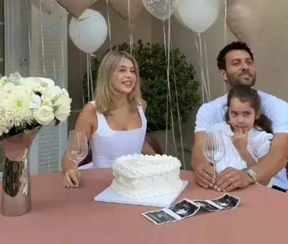 Gamze Erçel’den Cinsiyet Partisinden Yeni Kareler Hande Erçel de Pozlarda Yer Aldı