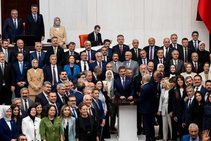 Partilerin oy dağılımı belli oldu 12 saat süren tarihi oturumdan detaylar: Zılgıt sesleri ve alkışlar
