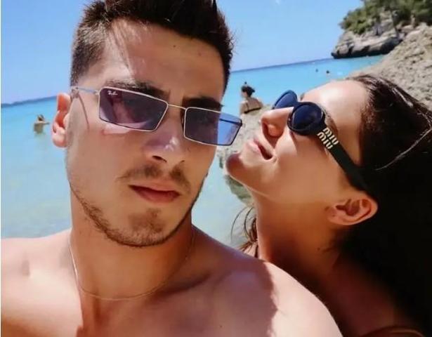 Atakan Özkaya ve Dilin Döğer Tatilde İspanya’dan Yeni Aşk Pozları Geldi