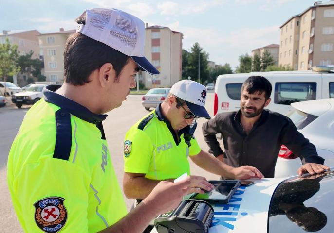 Düğün konvoyunda ceza yedi: Bundan sonra korna çalmak haram olsun