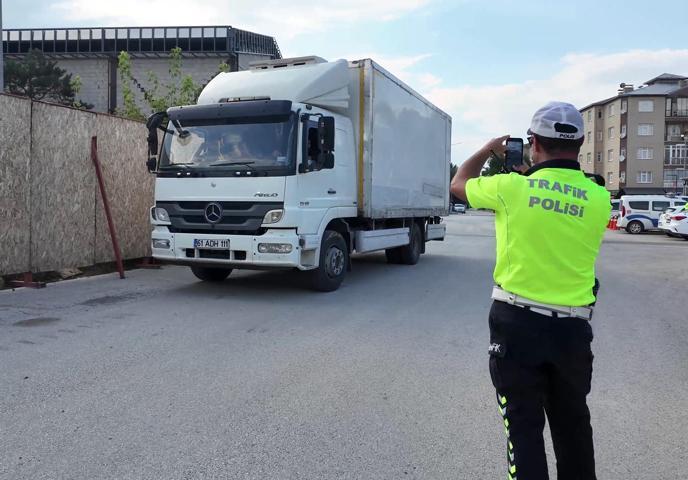 Düğün konvoyunda ceza yedi: Bundan sonra korna çalmak haram olsun