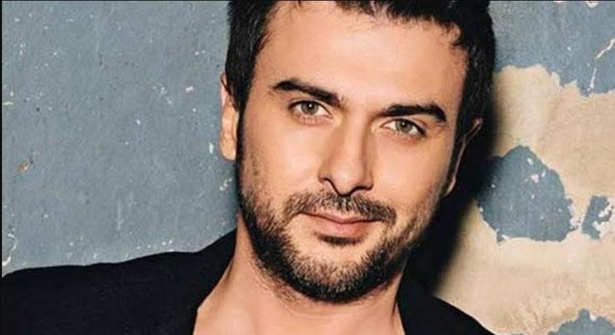 Gökhan Tepe’den 30. Yıl Konserinde Annesine Duygusal Sözler: “Sen Olmasan Bugünleri Göremezdim”