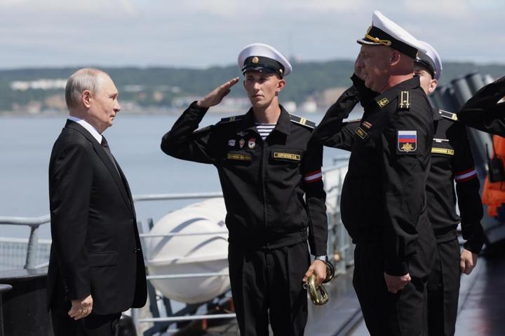 Putin resti çekti Avrupa’ya misilleme tehdidi: Gemilere el konulabileceğinin sinyalini verdi…