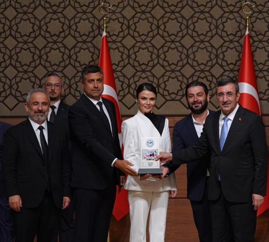 UZAK ŞEHİR’E ÖDÜL “YILIN DİZİSİ” UZAK ŞEHİR