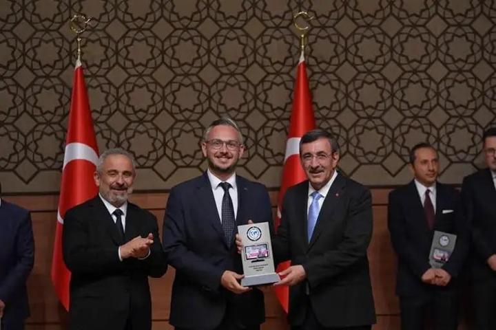 UZAK ŞEHİR’E ÖDÜL “YILIN DİZİSİ” UZAK ŞEHİR
