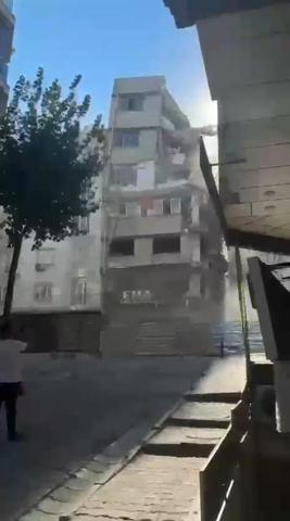 Yıkım sırasında faciadan dönüldü... Depremden beter sarsıldık