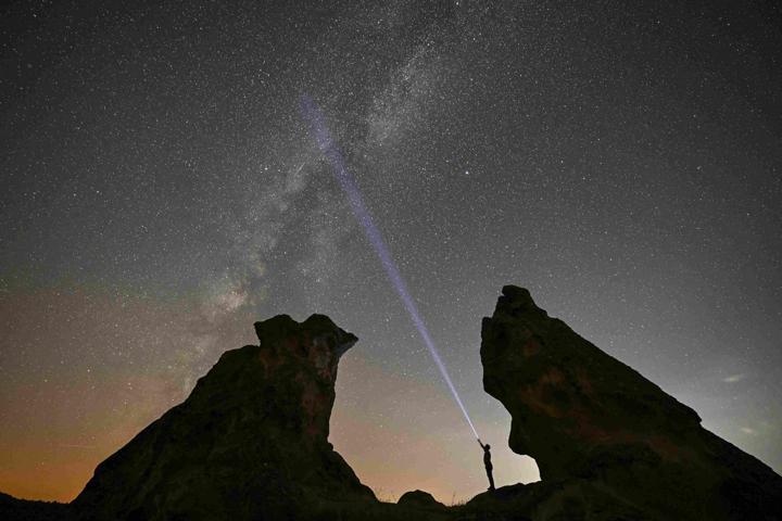 Perseid meteor yağmuru geceyi aydınlattı Yurdun dört bir yanından büyüleyici kareler…