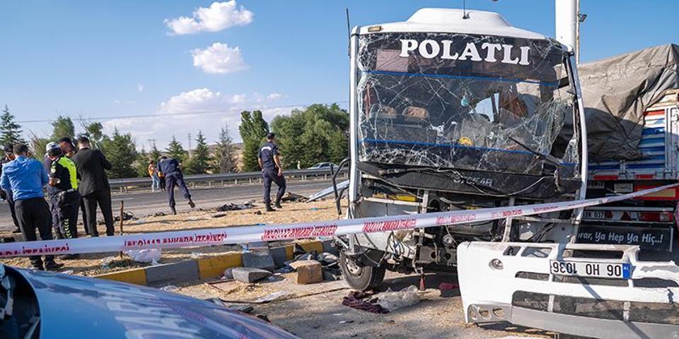 ANKARADA CAN PAZARI Halk otobüsü tıra çarptı: Ölü ve yaralılar var