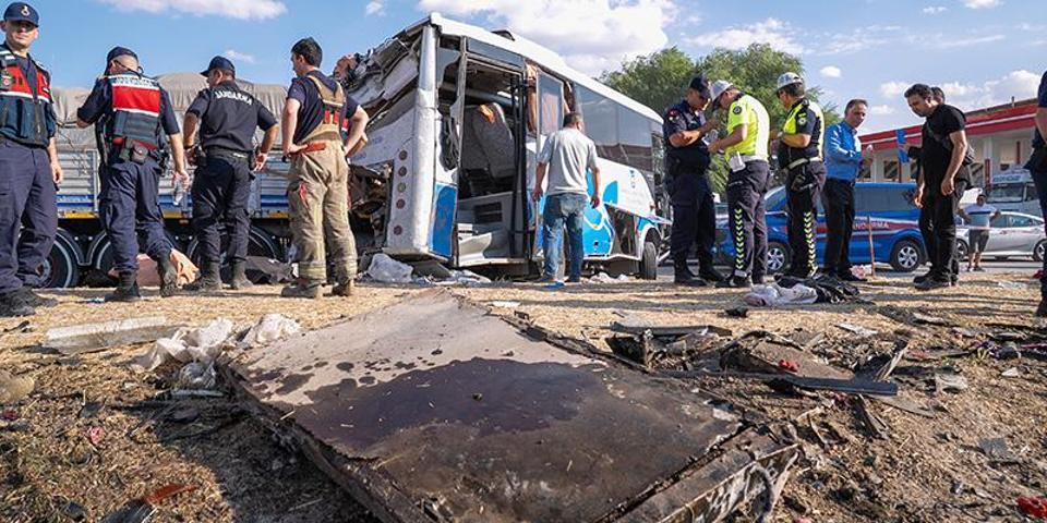 ANKARADA CAN PAZARI Halk otobüsü tıra çarptı: Ölü ve yaralılar var