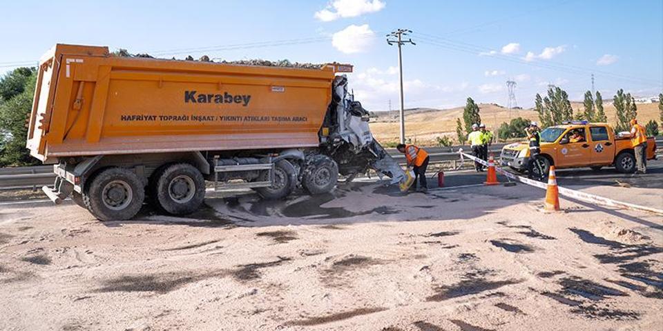 ANKARADA CAN PAZARI Halk otobüsü tıra çarptı: Ölü ve yaralılar var