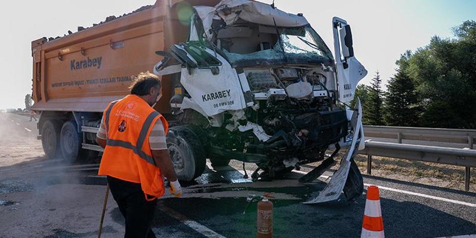 ANKARADA CAN PAZARI Halk otobüsü tıra çarptı: Ölü ve yaralılar var