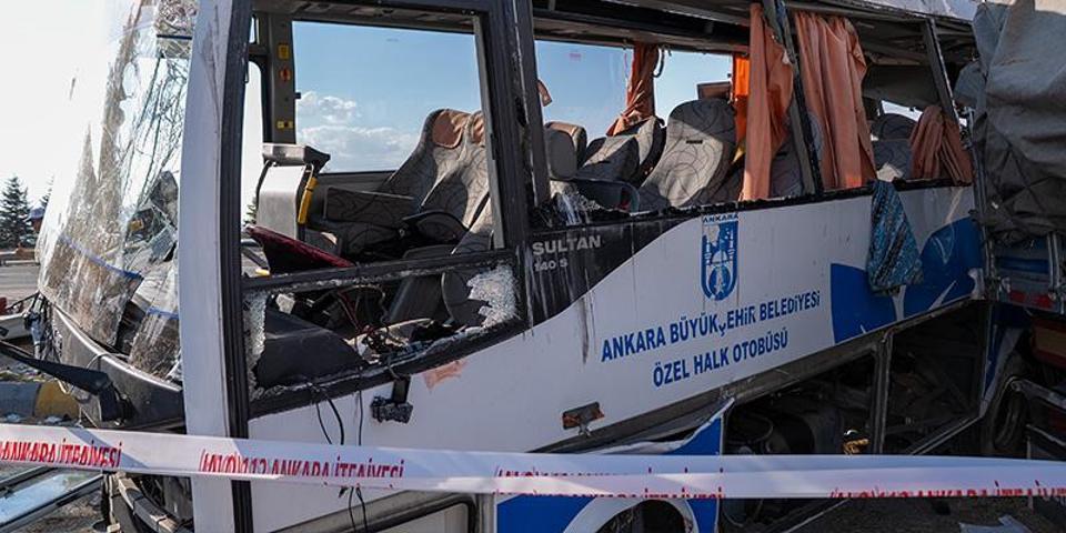 ANKARADA CAN PAZARI Halk otobüsü tıra çarptı: Ölü ve yaralılar var