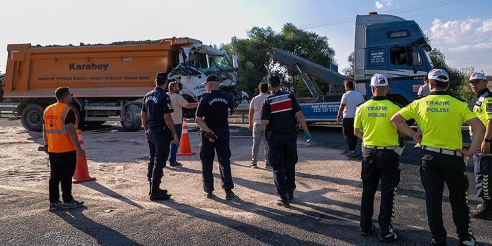 ANKARADA CAN PAZARI Halk otobüsü tıra çarptı: Ölü ve yaralılar var