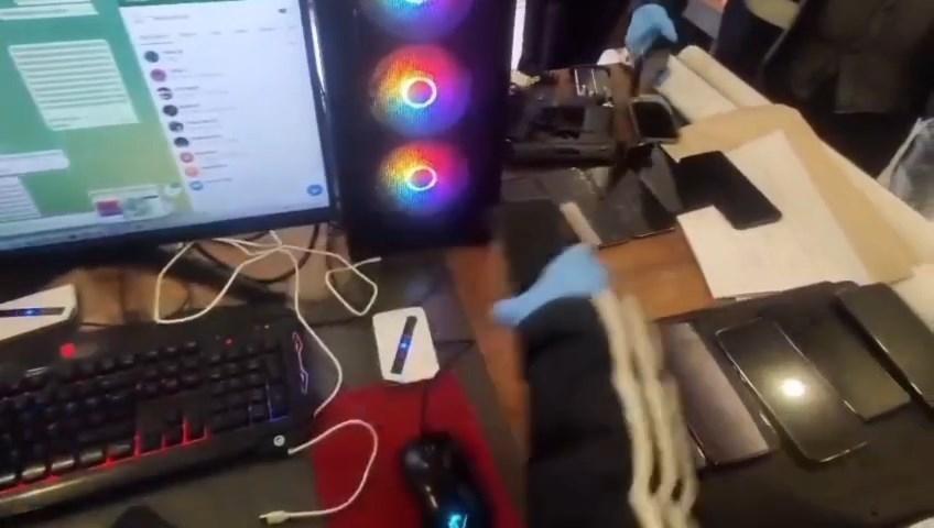 Rojin’in babasına silah fotoğraflı tehdit mesajı: Şikayetini çek, yoksa sen de kızının yanına gidersin