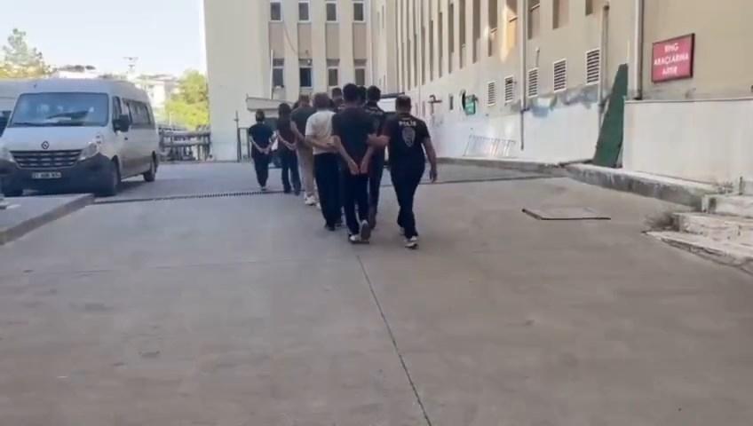 Rojin’in babasına silah fotoğraflı tehdit mesajı: Şikayetini çek, yoksa sen de kızının yanına gidersin