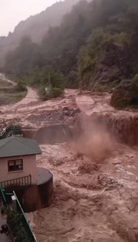Giresunda şiddetli yağış Dereler taştı, yollar kapandı
