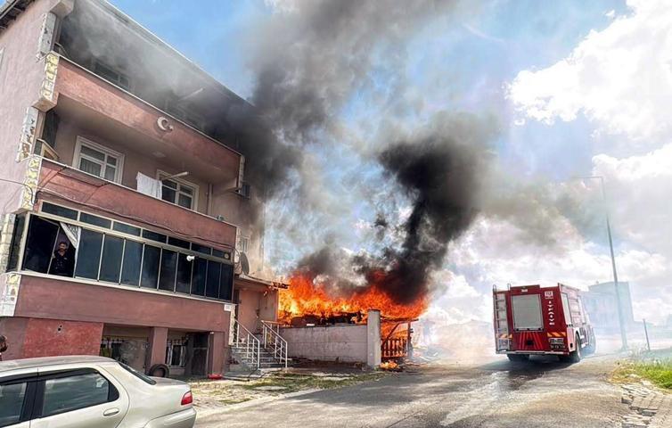 Alevler binanın garajını sardı, kardeşini kucağına alıp dışarı kaçtı