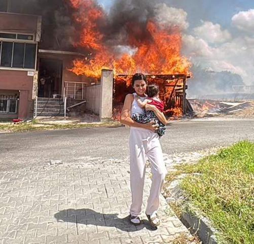 Alevler binanın garajını sardı, kardeşini kucağına alıp dışarı kaçtı