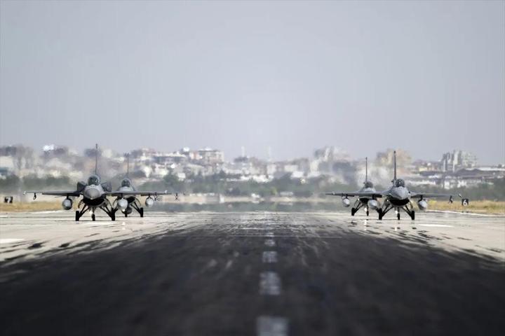 NATO hava sahasında alarm Letonyada İHA düşürüldü: Müdahaleye Türk F-16ları da katıldı...