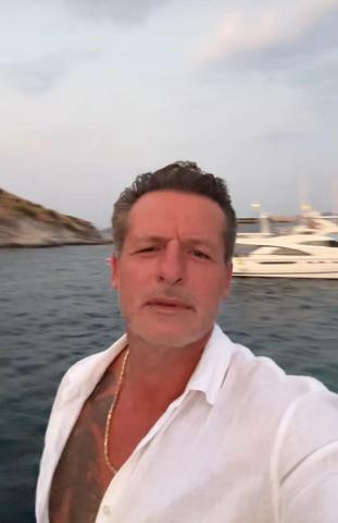 Uzak Şehirin Doktor Yalçını Nihat Altınkayanın tekne tatili Bodrumda güneş ve denizin keyfini çıkardı