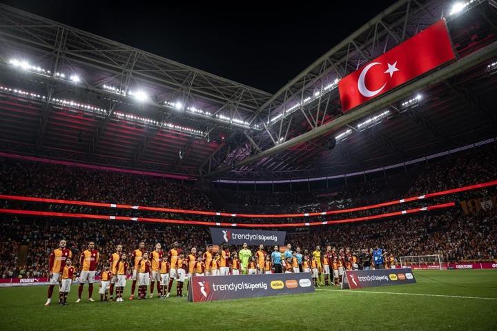 Galatasaray tribünleri istifa diye bağırdı Nihat Kahveci: Rakip 15 kat daha fazla transfer yaptı