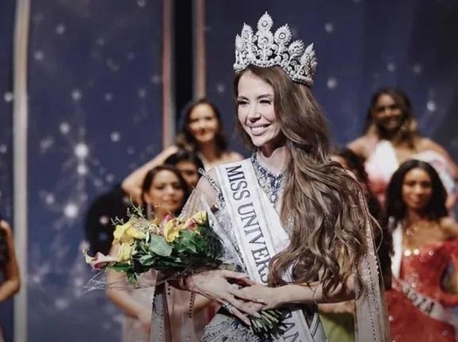 Türk kızı Aslıhan Moralı, Kanadayı salladı Miss Universe Canada 2026 güzeli seçildi
