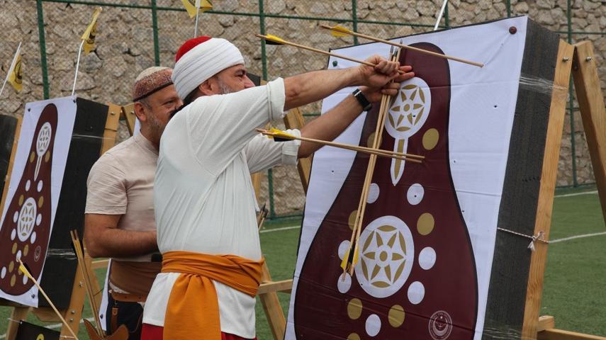 Geleneksel Türk okçuluğunda şampiyona heyecanı Oklar Amasyada havalandı