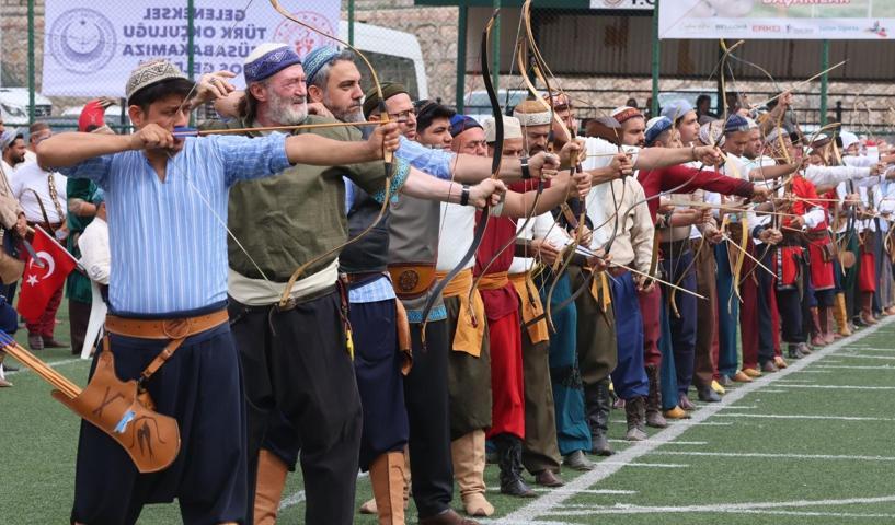 Geleneksel Türk okçuluğunda şampiyona heyecanı Oklar Amasyada havalandı
