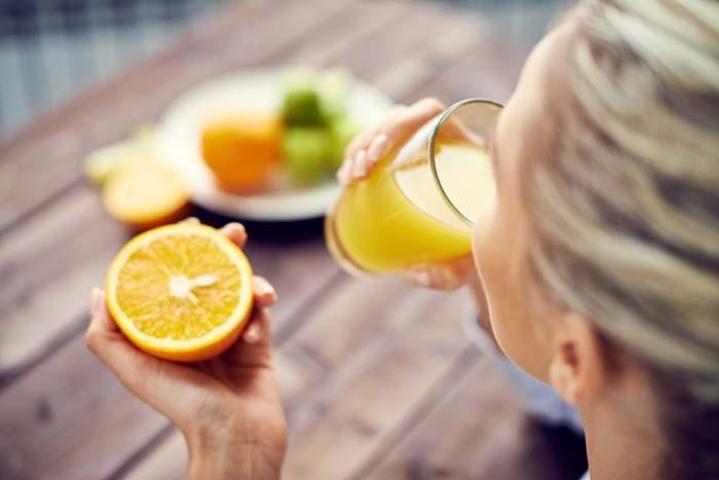 KANSER ARAŞTIRMASI C Vitamini Ezber Bozdu: 50 Yıl Sonra Yeniden Gündemde Koruyucu Olarak Biliniyordu: Yüksek Dozda Bambaşka Davranıyor
