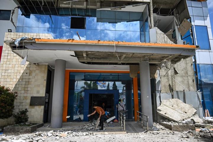 Endonezya’da 7,7’lik felaket: Bilanço ağırlaşıyor Halk geceyi tepelerde geçirdi...