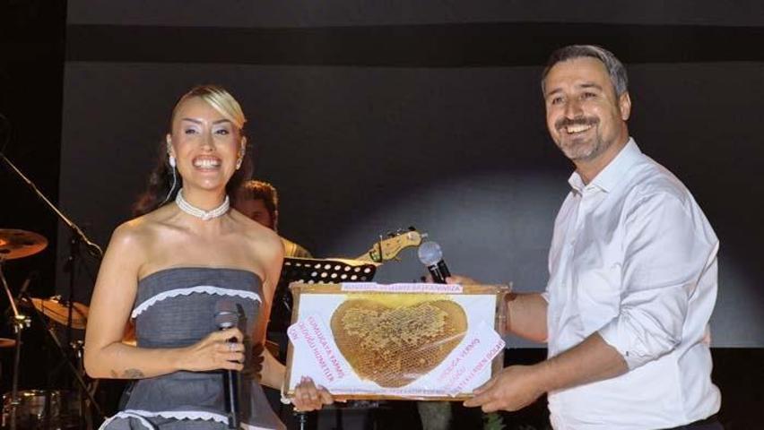 Hande Ünsala Sahnede Sürpriz Evlilik Teklifi