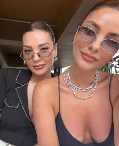 Gören Bir Daha Baktı Hazal Filiz Küçükköse İkiz Kardeşiyle Boğaz Turuna Çıktı