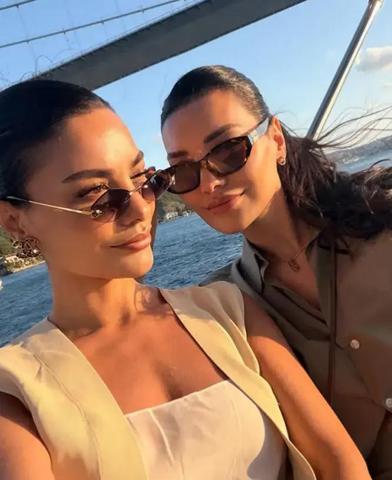 Gören Bir Daha Baktı Hazal Filiz Küçükköse İkiz Kardeşiyle Boğaz Turuna Çıktı