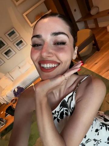 Hande Erçel’den Olay Paylaşım “Suç Ortaklarım” Dedi, Takipçileri Kayıtsız Kalamadı