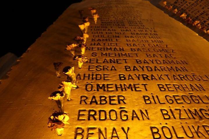 27 yıldır dinmeyen acı: 17 Ağustos 1999 Hayatını kaybedenler saat 03.02de anıldı