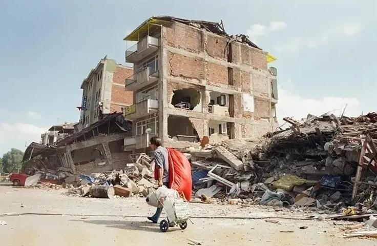 17 AĞUSTOS DEPREMİNDE KAÇ KİŞİ HAYATINI KAYBETTİ 1(Gölcük Depremi) 7 Ağustos 1999 Depremi Kaç Büyüklüğündeydi, Kaç Saniye Sürdü Marmara Depreminin Acı Bilançosu