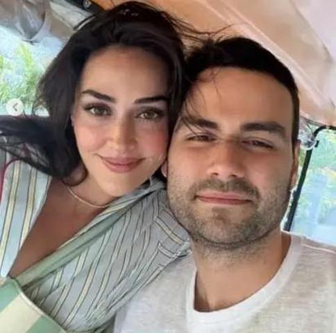 Esra Bilgiç ile Faruk Sabancı’dan romantik paylaşım Aşkları doludizgin sürüyor