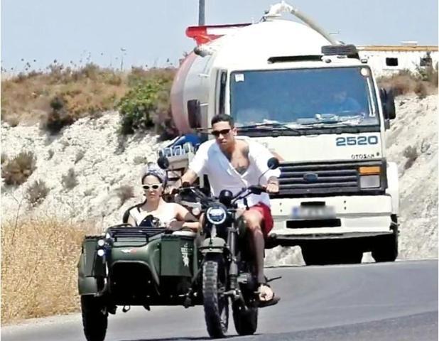 Can Bonomo ve Öykü Karayel trafikte böyle görüntülendi Kask detayı dikkat çekti
