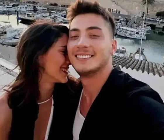 ‘ÇİFTE KUMRULAR’ Uzak Şehirin yıldızları Atakan Özkaya ve Dilin Döğer, Bozcaadada aşka geldi