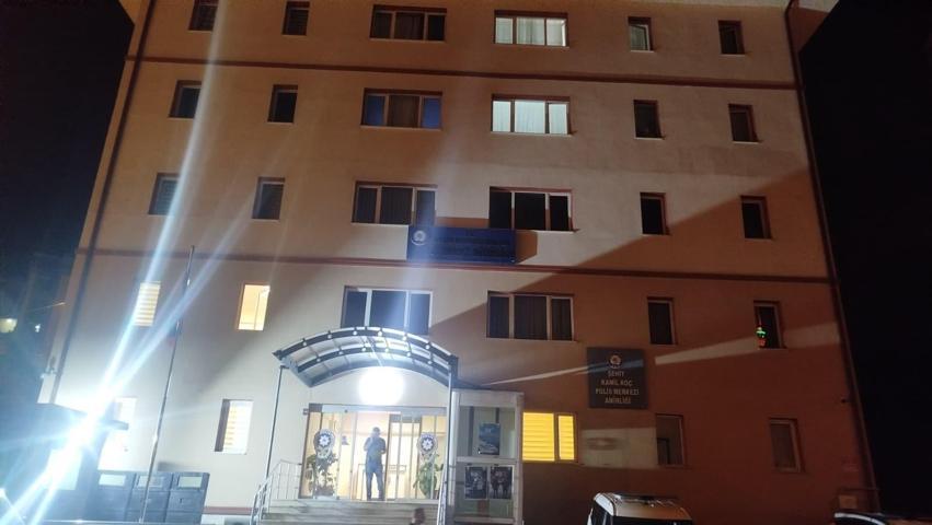 Trabzon’da İlçe Emniyet Müdürlüğü bahçesine hava aracı düştü: 4 araç zarar gördü