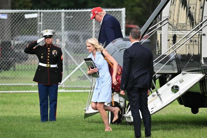 Washingtonda dedikodu kazanı Trump’ın yanından ayrılmayan isim dikkat çekti: Melaniayı rahatsız eden söylentiler...