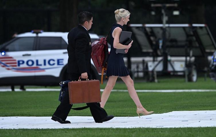 Washingtonda dedikodu kazanı Trump’ın yanından ayrılmayan isim dikkat çekti: Melaniayı rahatsız eden söylentiler...